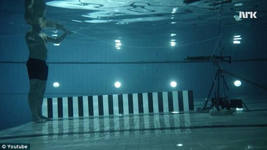 　　当子弹射向华尔的时候，在其尾部形成了一股水泡。但是，它前进尚不足半程就已完全失去动量，并随即沉入水底。