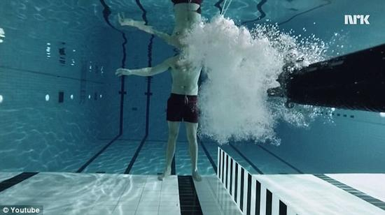 　　子弹在水中前进很难超过2米，因为水的密度比空气大800倍。这就是华尔能够在这样的死亡试验中活下来的原因。