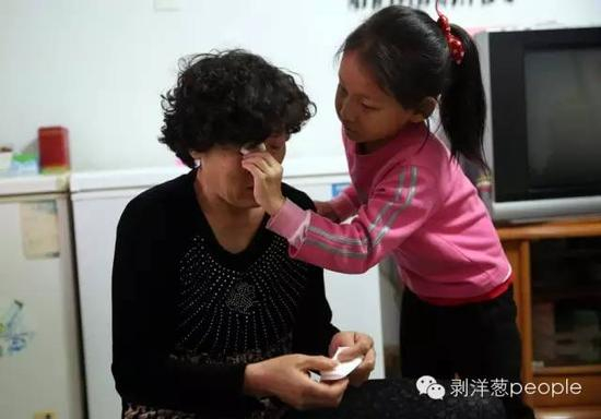 说起呼格，母亲尚爱云又开始哭泣，7岁的小孙女乌云帮奶奶擦眼泪。记者郭铁流摄