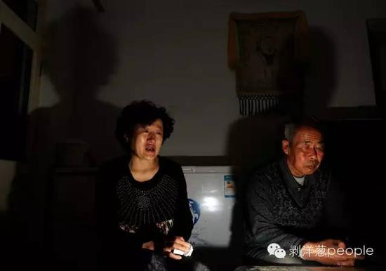 呼格吉勒图的妈妈尚爱云，父亲李三仁，在家中接受剥洋葱专访。记者郭铁流摄