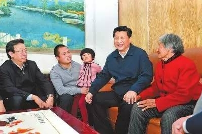 　　2014年3月17日下午，在兰考县坝头乡张庄村85岁的张景枝老人家，总书记一直握着老人的手，亲切询问她的身体状况、生活情况，并祝她老人家健康长寿。记者杜小伟摄