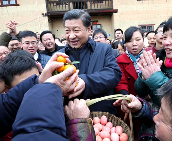 2月2日，习近平到井冈山看望老区乡亲，向大家拜年，一一热情握手。新华社记者 兰红光 摄