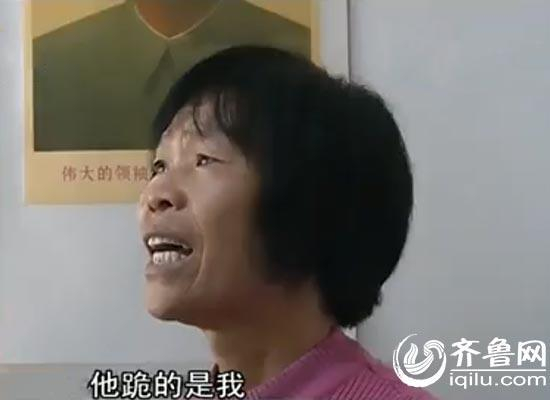 淄博男子火车站跪地泪别父母背后 继母:他主要是跪我（视频截图）