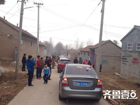 前来“参观”的车已经排长队了。（齐鲁壹点记者 周锦江 编辑：立红）