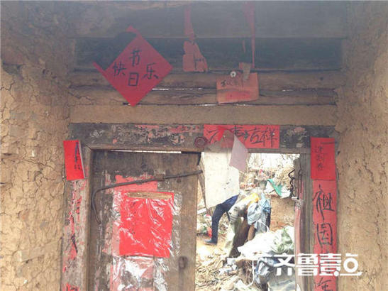 　　据他介绍，此建筑耗时三年，底座也不超过5年。老胡闲来没事就加固房屋，在做到二层左右的时候，自己摔了下来，然后大病一场，一气之下就盖到了顶。此院属老胡，但他不在这住。