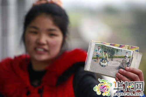 王燕将在福利院时的留影收集在一起，有空就翻看，回忆“娘家”的生活。 首席记者 李文科 摄