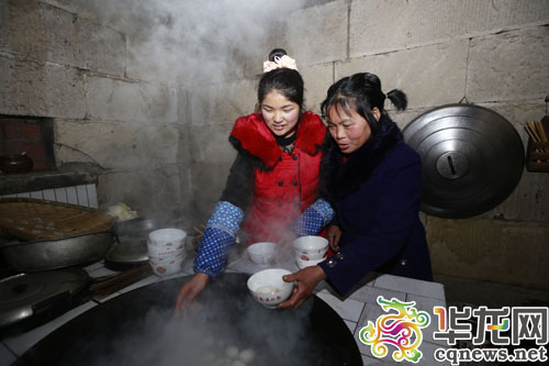 婆婆王素芳夸王燕是个好媳妇。 首席记者 李文科 摄