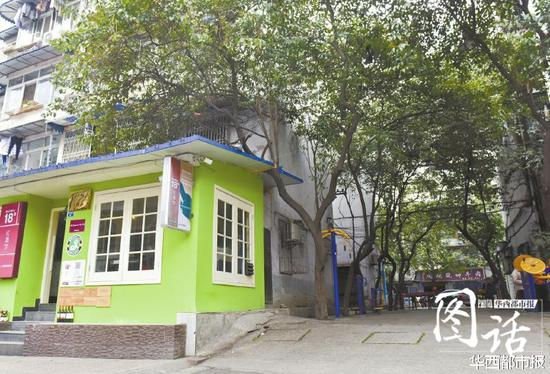 成都奎星楼街的小区道路和旁边街道连通。