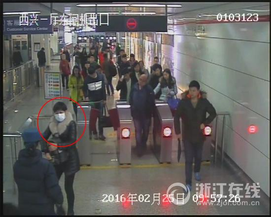 监控画面：戴口罩的就是逃票大妈