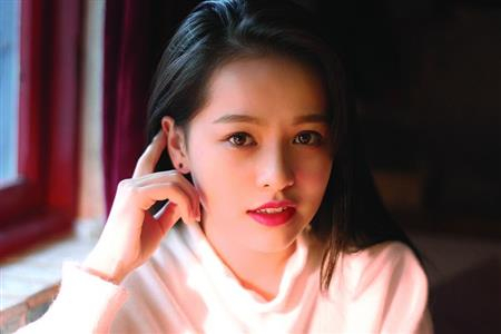 　　黄凝 　　粉丝数5000+ 　　街头自拍被网店主看中 　　四店当“麻豆”月入万元 　　能‘跨行’尝试新领域是件好事，除了上课，大学生活挺充实，不只是吃喝玩乐。