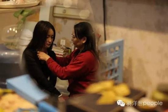 周岩和母亲在病房内。新京报记者彭子洋 摄