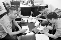 (侦查人员在清查账目 图片来源：检察日报)