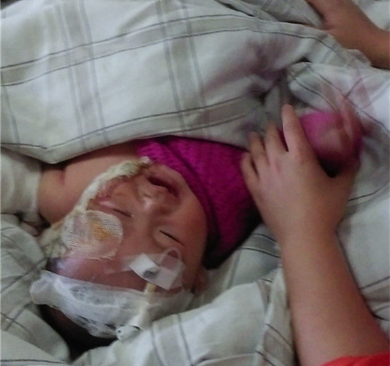 罗女士用手轻轻抓着正在啼哭的宝宝