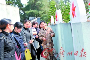 张子培向来访者介绍烈士事迹。