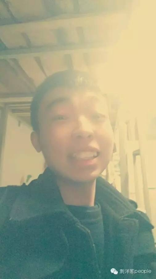 　　在贴吧里，郑德幸曾贴出一张自拍照，并写道“2015这一年，整个人的精神状态完全衰落了，这一张是逗女友开心的，勉强笑出来。”