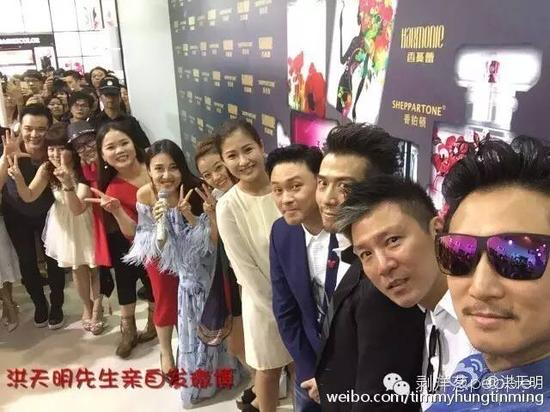 　　胡悦团队和洪天明的合影，标注“洪天明先生亲自发微博”，她们认为晒明星合照、上电视节目，可以增加粉丝的信任感，增加知名度