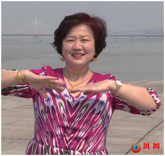 繁忙工作之余，阿达来提不但慰问残疾困难户，还会跳跳舞来放松。