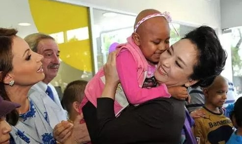 彭丽媛在墨西哥医院看望儿童