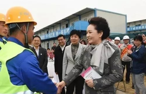 彭丽媛到北京通州某工地
