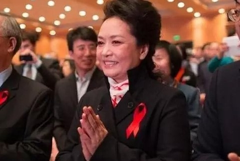 彭丽媛参与2013年世界艾滋病日主题宣传活动