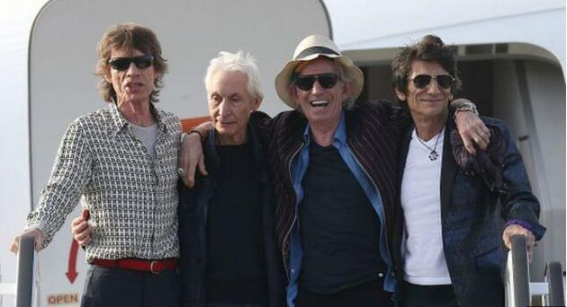 滚石乐队一行人搭私人飞机于24日抵达古巴首都哈瓦那。