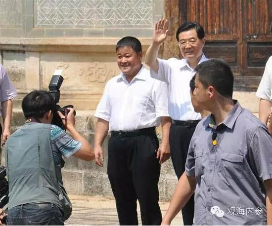 在胡氏宗祠前和乡亲打招呼