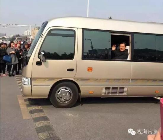 3月26日，胡锦涛在车上同家乡人民打招呼