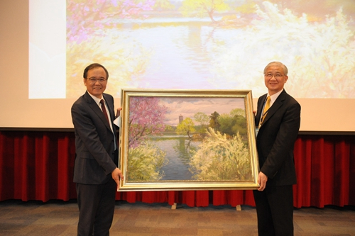 林建华向杨泮池赠送北大纪念品