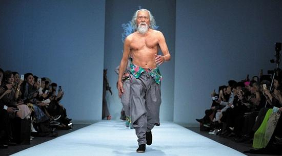 2015年，王德顺赤膊T台走秀