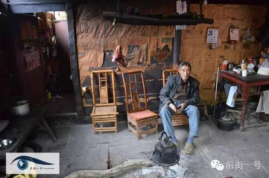 熊忠友平常都待在老屋里干农活