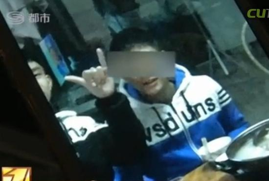 30岁女子扮少女与男孩网聊 只为劝继子回家