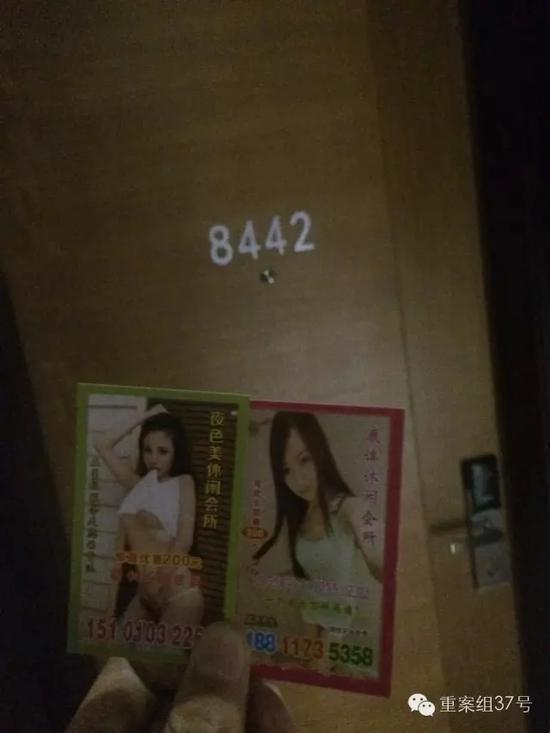 店多客房内均发现有“小卡片”。 新京报记者 林斐然 摄