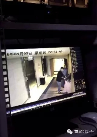 一女子在酒店被陌生男子拖拽。 视频截图