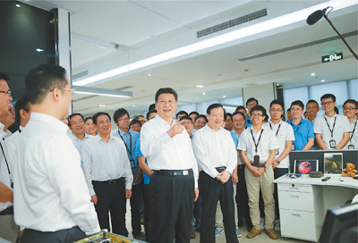 　　图片：2015年5月25日至27日，中共中央总书记、国家主席、中央军委主席习近平在浙江考察调研。这是5月26日下午，习近平在杭州海康威视数字技术股份有限公司研发中心勉励科技人员多出成果。