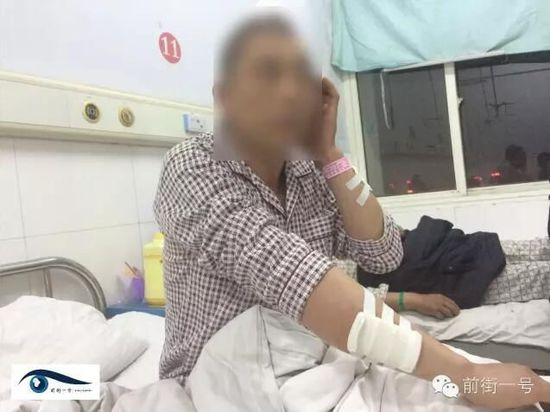 姜伟向前街一号记者讲述他被颜某某扎伤时的情形