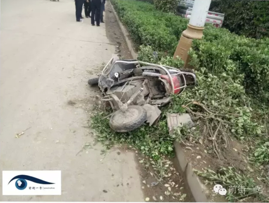 4月8日早上，杨玉忠被撞倒的电动车仍躺在路边，照片右上角的厢式货车即是颜岗岗的车。受访者供图