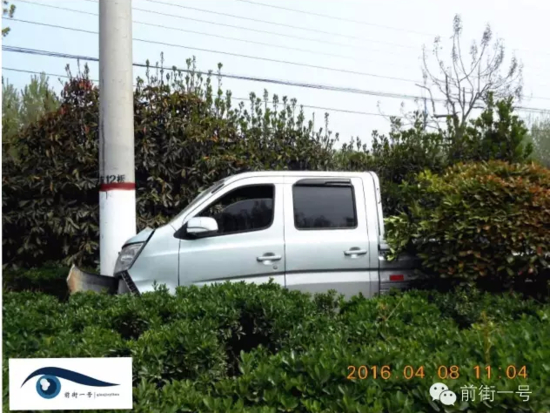 撞坏的厢式货车