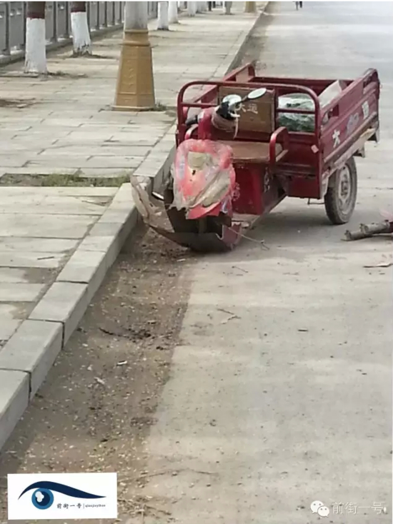 被撞坏的电动三轮车