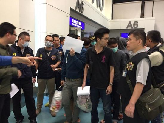 图为近日因电信诈骗被抓 到大陆的台湾嫌犯。