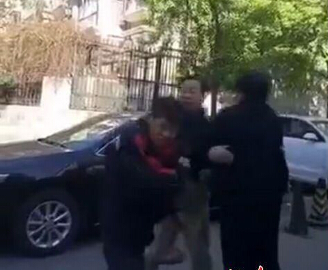 顺丰小哥被打 涉事出租车司机遭人肉后道歉