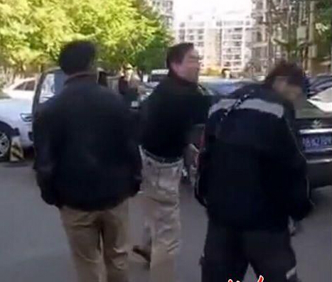 顺丰小哥被打 涉事出租车司机遭人肉后道歉