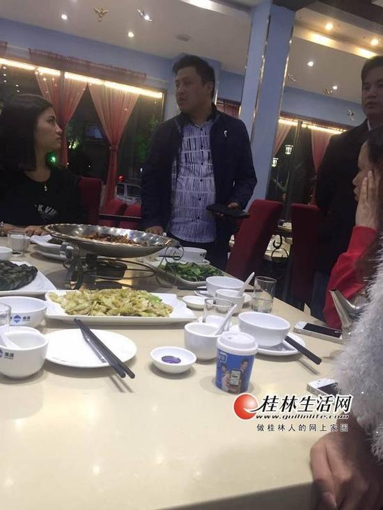 图为市民就餐现场，小锅里的就是已被煮熟、餐馆称价值5000元的娃娃鱼。