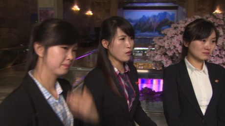 此前集体投奔韩国的12名朝驻外餐厅员工的同事接受美媒采访，称12人系被韩国诱拐。