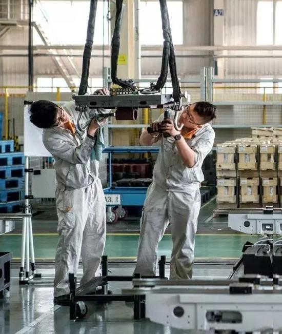 　　2003年至2012年的10年间，东北三省地区国内生产总值翻了两番多，年均增速达12.7%，而同期全国平均增速为10.7%。这十年间，东三省再度成为中国工业的代名词