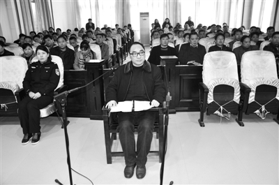 下图：沿河县原县委常委、副县长黄勇庭审现场。苏畅才 摄