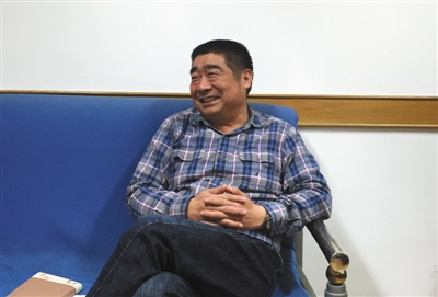 昨日，南京市纪委宣传部办公室，谷以成接受记者采访。新京报记者 赵实 摄