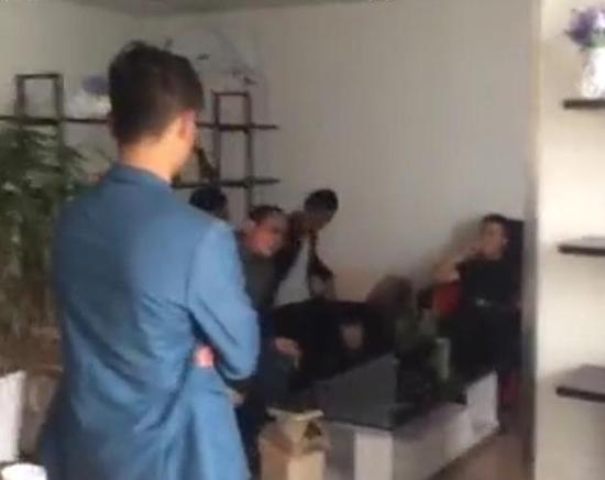 多次协商删帖未果，社会青年来网站办公室闹事。视频截图