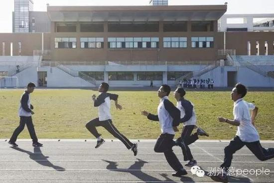 4月19日，辽河路常州外国语学校，学生正在上体育课，这里教学正常进行。新京报记者王嘉宁 摄
