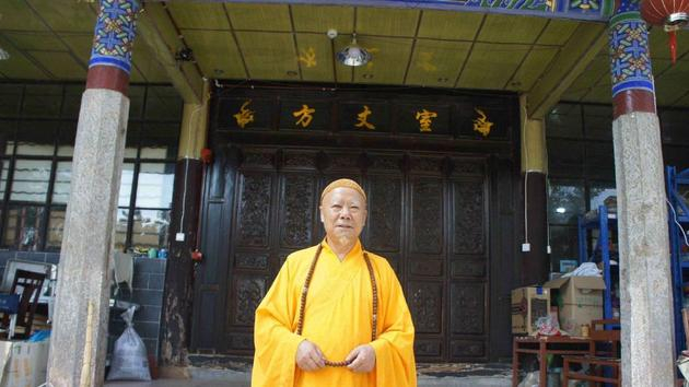 黄龙寺方丈释持忠。