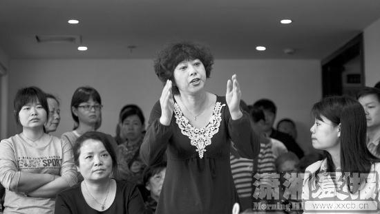 5月5日，裕华名苑小区，业主在开发商办公地点维权。图/记者谢长贵